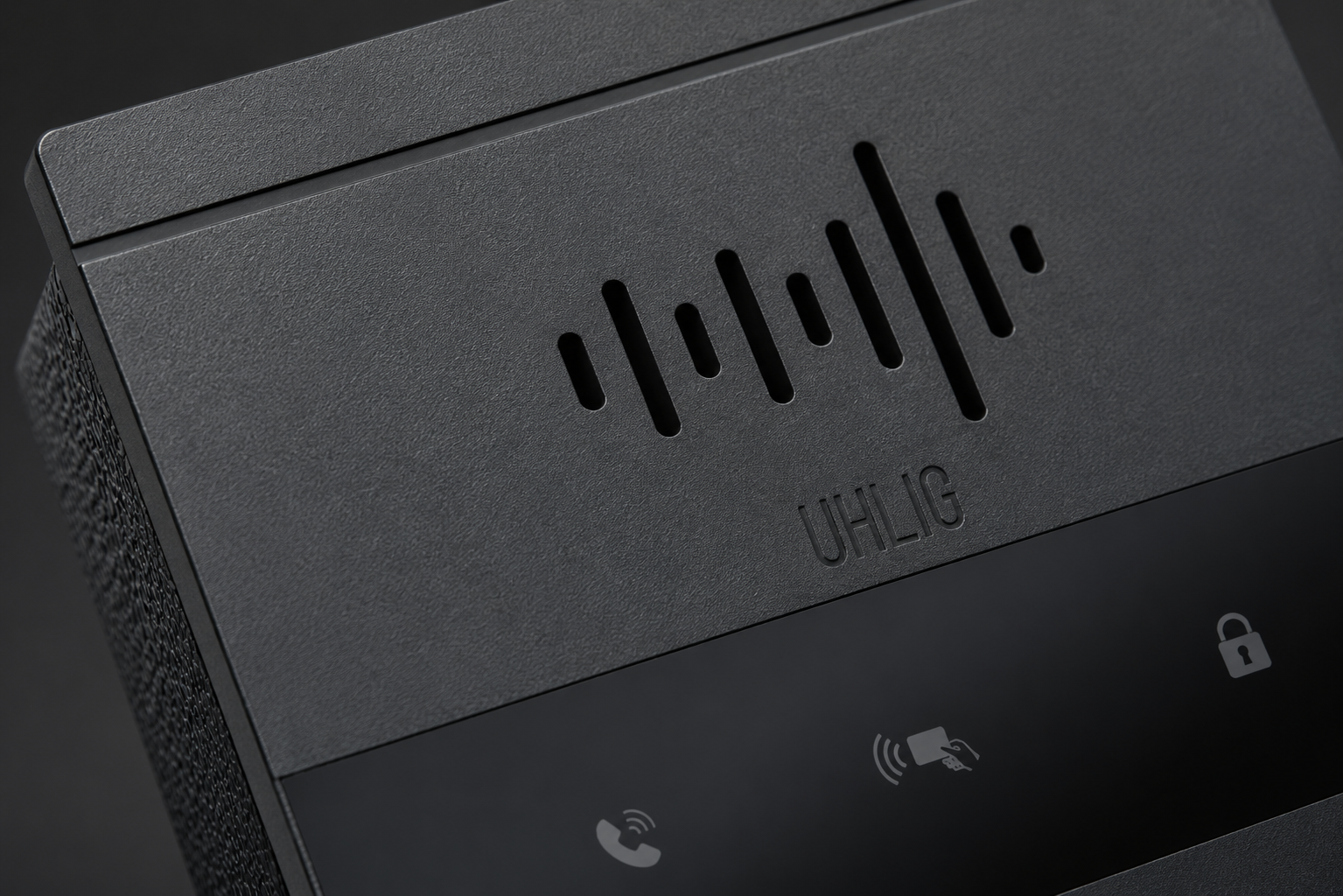 Detail der Saphir Türstation: Sprechgitter und Anzeigen für Ruf, RFID und Türentriegelung